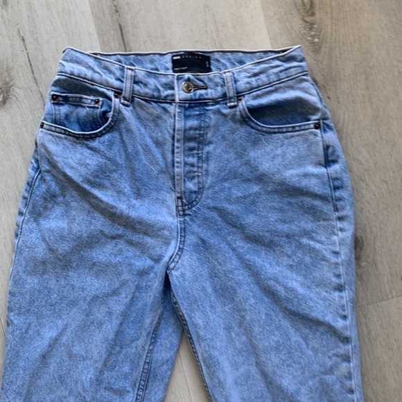 ASOS‎ High Rise ‘Mom’ Raw Hem Ankle Jean Size 26 buttons fly light wash - Picture 2 of 13